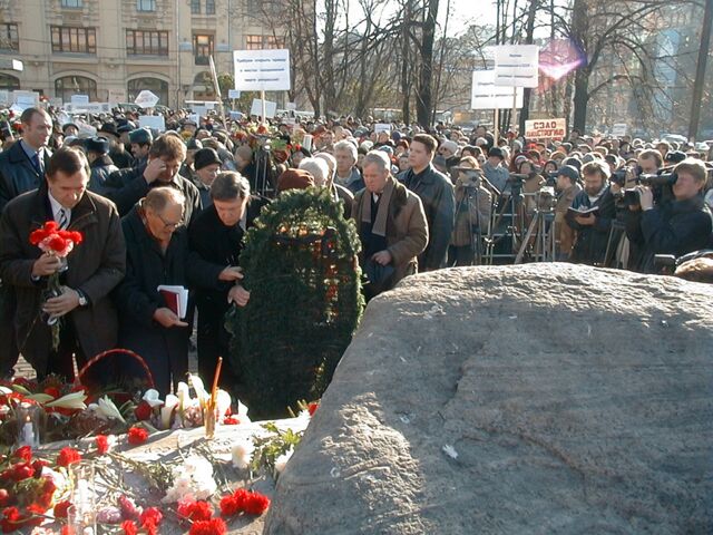 Kranzniederlegung am Solowezki-Stein; 30. Oktober 2003; Moskau, Lubjanka-Platz