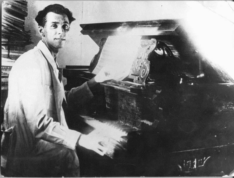 Pavlo Tytschina in seiner Wohnung im „Slovo", 1930. Proslovo.com