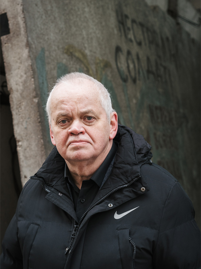 Evgenij Bestuzhev vor den Barrikaden 1991 (während des Putschs) mit dem Graffiti: „Schießt nicht, Soldaten!“ in Vilnius, Litauen. Foto: Dascha Trofimova für OVD-Info