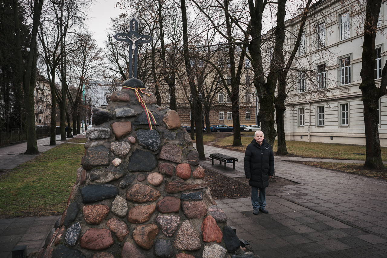 Evgenij Bestuzhev am Denkmal für die Opfer der sowjetischen Okkupation in Vilnius, Litauen. Foto: Dascha Trofimova für OVD-Info