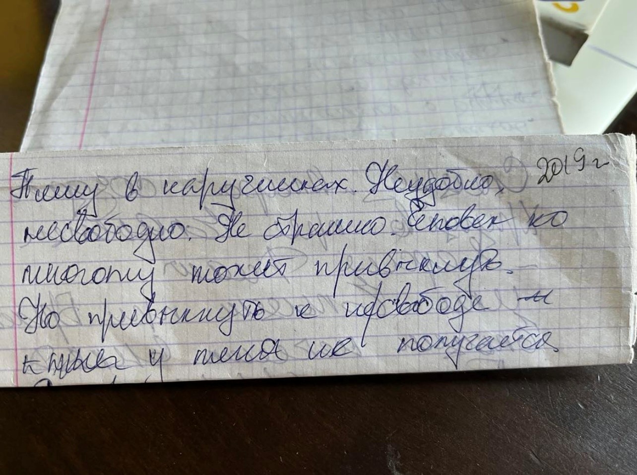 Notiz von Ljudmyla Husejnova, geschrieben in Gefangenschaft mit einem Kugelschreiber, den ihr der Anwalt gab und den sie verstecken konnte. Foto: Ljudmyla Husejnova